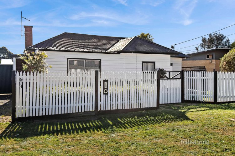 614 Richards Street Canadian 3350