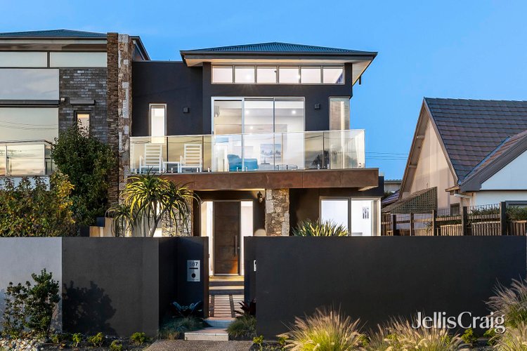 687 Esplanade  Mornington 3931