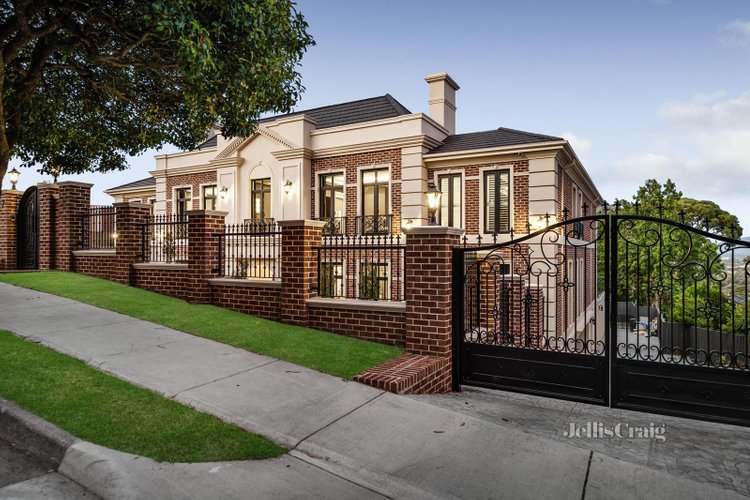 7 Pleasant View Crescent Wheelers Hill 3150