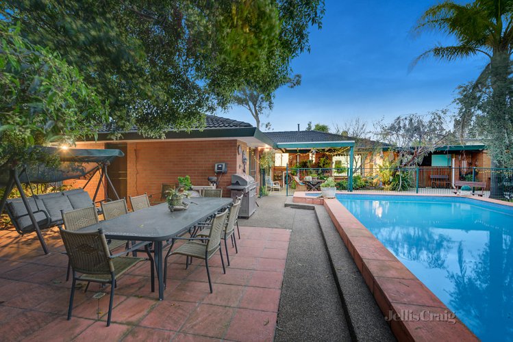 7 Swayfield Road Mount Waverley 3149