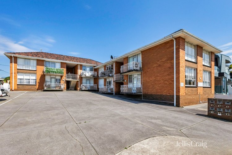 7/85-86 The Strand  Newport 3015