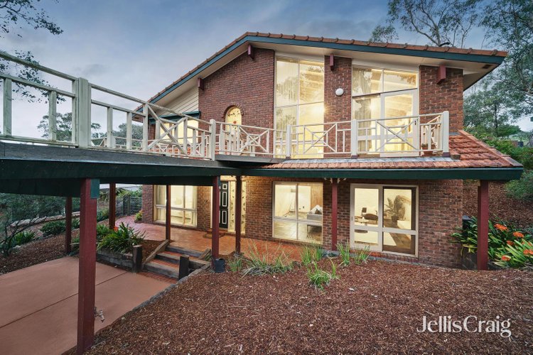 8 Ashdale Grove Eltham 3095