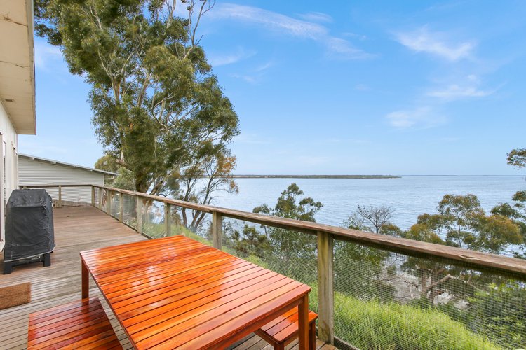 8 Beach Road, Metung