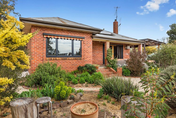 8 Canrobert Street Newstead 3462