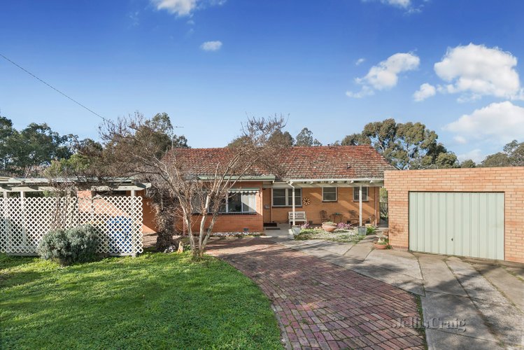 8 Douglas Crescent Castlemaine 3450