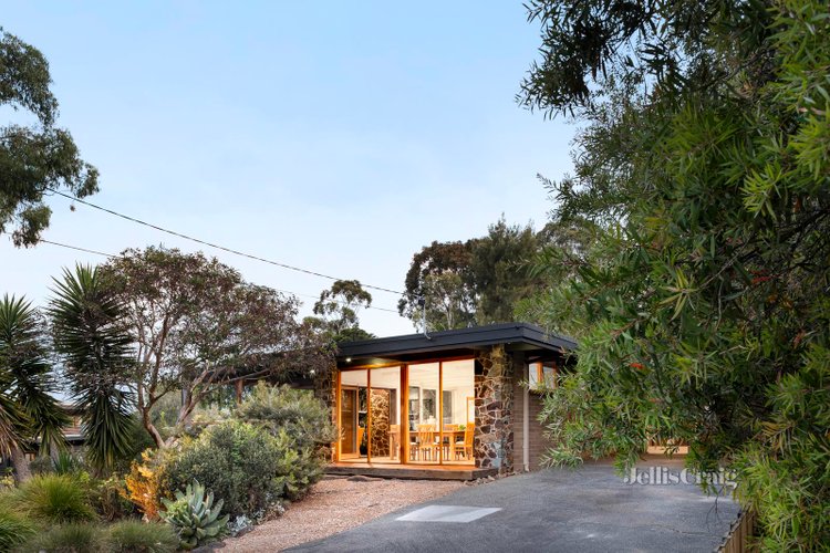 8 Flint Street Eltham 3095