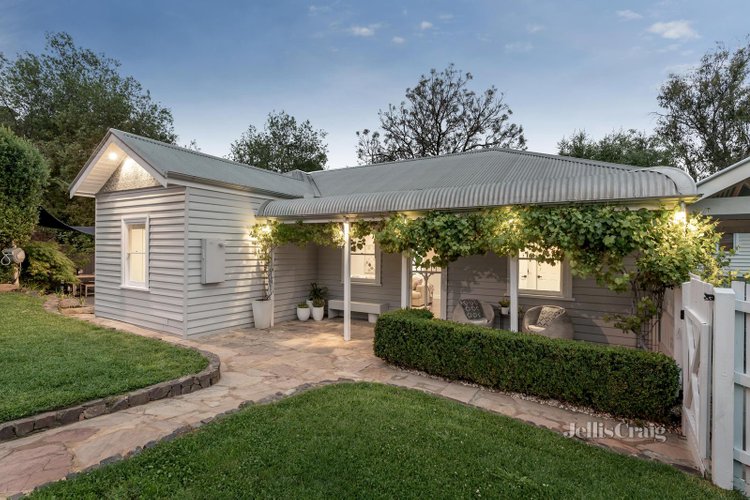 8 Ingrams Road Research 3095