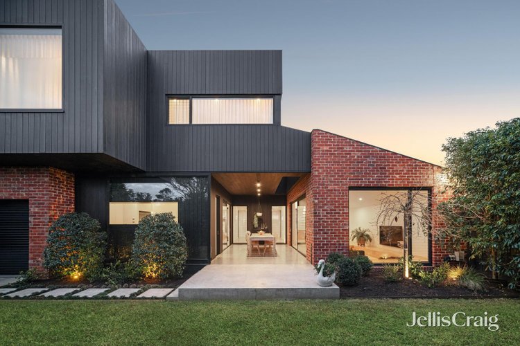 8 James Avenue Aspendale 3195