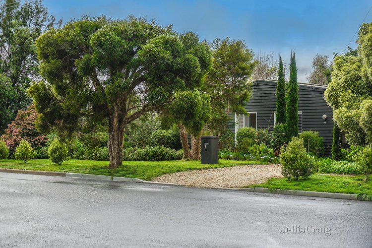 8 Stuart Drive Woodend 3442