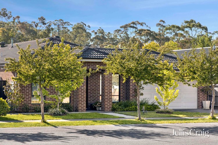 8 Tributary Way Woodend 3442
