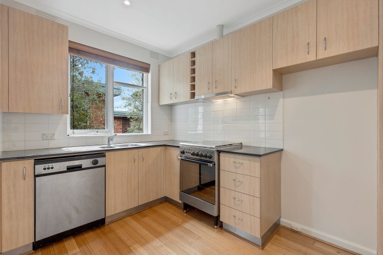 8/21 Elphin Grove Hawthorn 3122