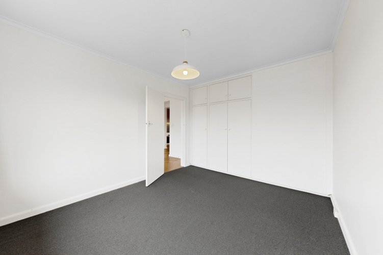 8/4 Burns Street Elwood 3184