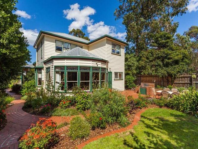 84 Fairview Avenue, Newtown