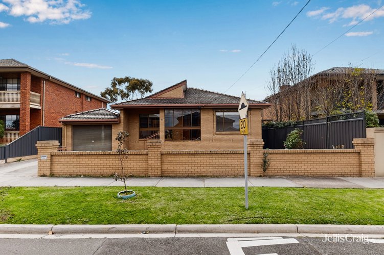 84 Riviera Road  Avondale Heights 3034