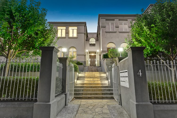 8/4 Shakespeare Grove Hawthorn 3122