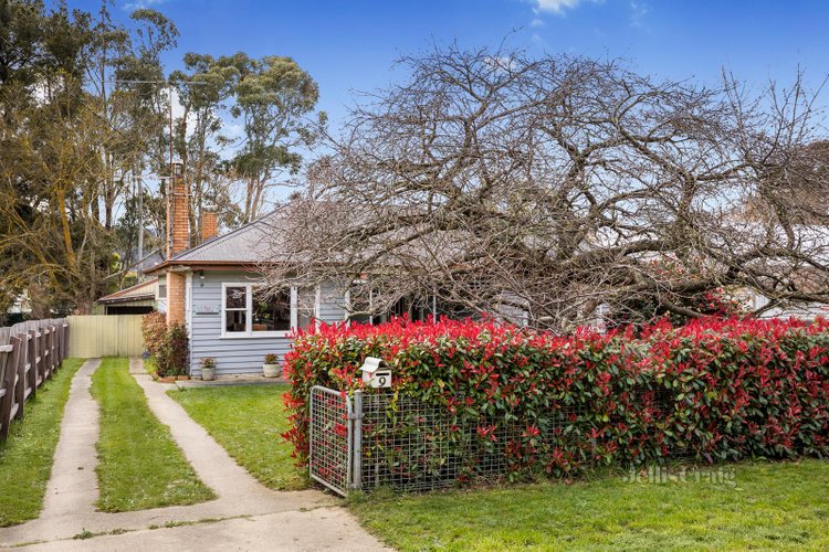 9 Urquhart Street Woodend 3442