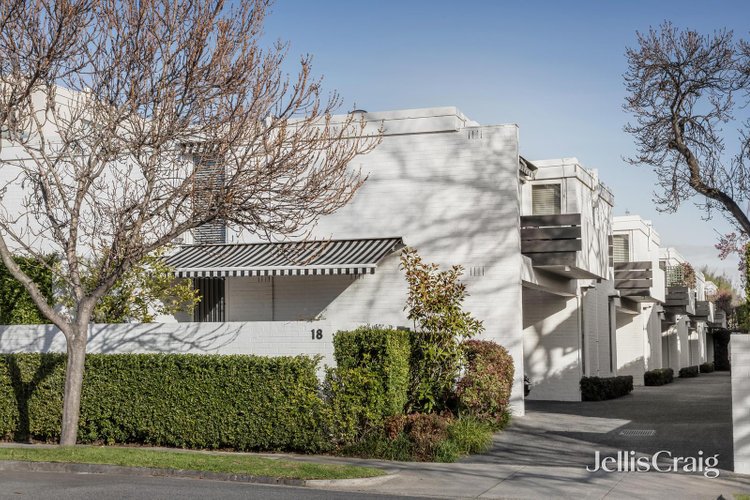9 18 Springfield Avenue Toorak 3142
