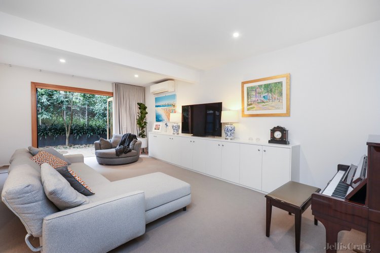 9/2 Manningham Street Parkville 3052
