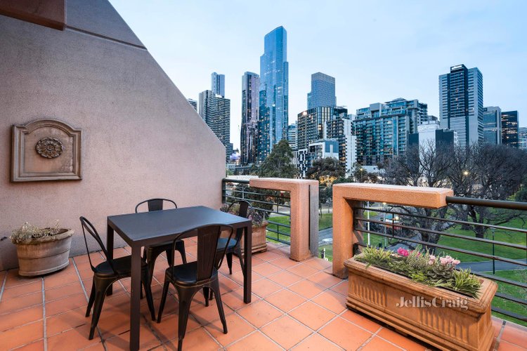 9 22 Dudley Street West Melbourne 3003