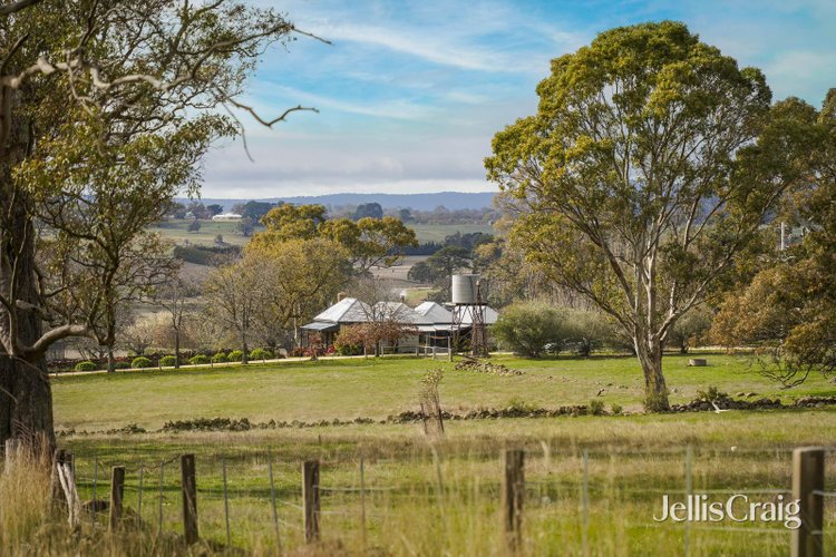 'Nioka' 30 Minogues Road Kyneton 3444