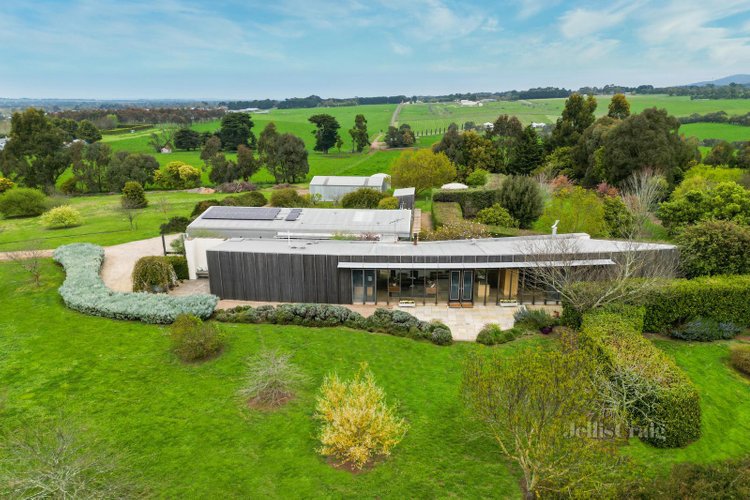 'Romsey House' 33 Ochiltree Court Romsey 3434