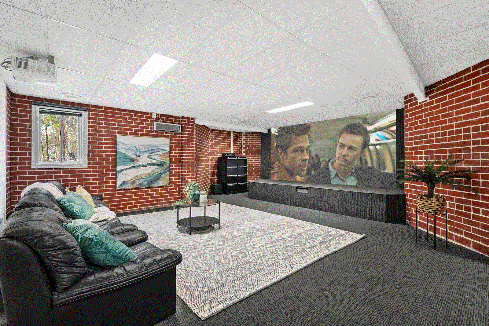 https://images.listonce.com.au/listings/10-meaka-court-warrandyte-vic-3113/327/01642327_floorplan_01.gif?-yVTF6RtFiA