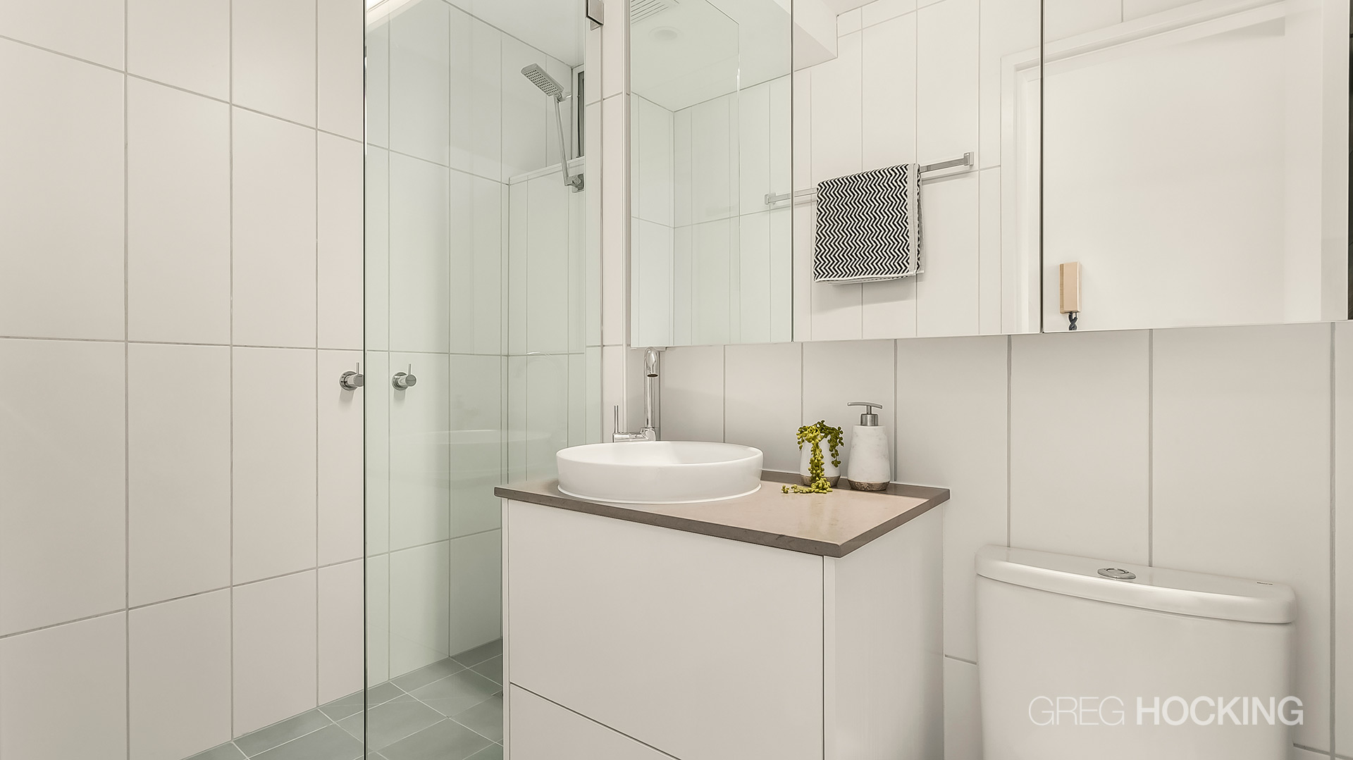 https://images.listonce.com.au/listings/1010-mountain-street-south-melbourne-vic-3205/057/01090057_floorplan_01.gif?-zA58WumtW4