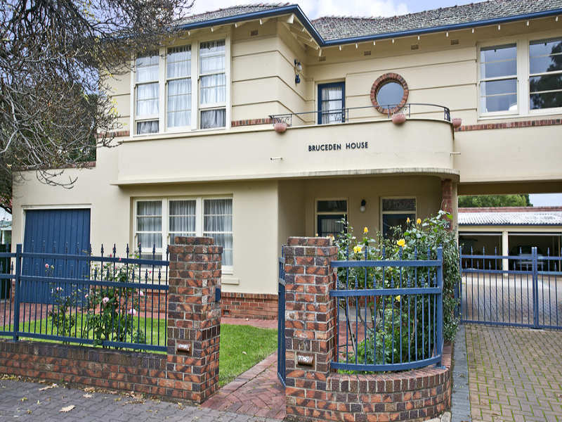 10/2A Deepdene Avenue