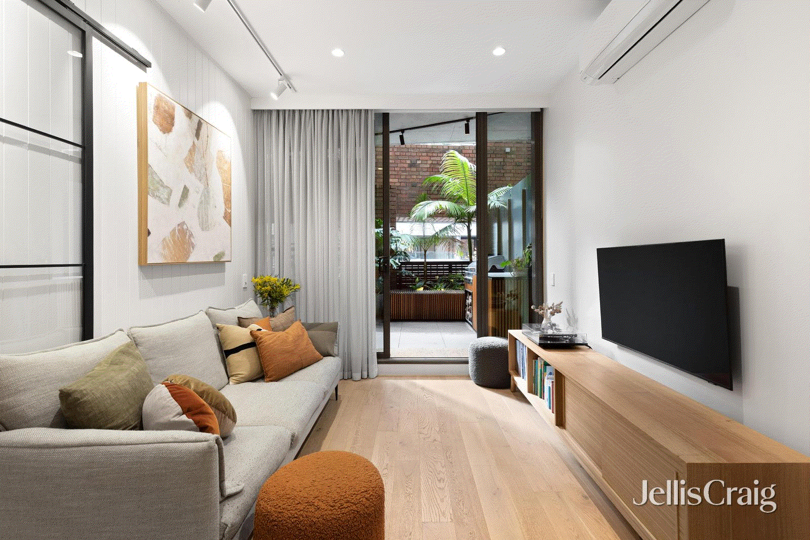 https://images.listonce.com.au/listings/10468-cambridge-street-collingwood-vic-3066/361/01951361_floorplan_01.gif?GZmgg_yGKow