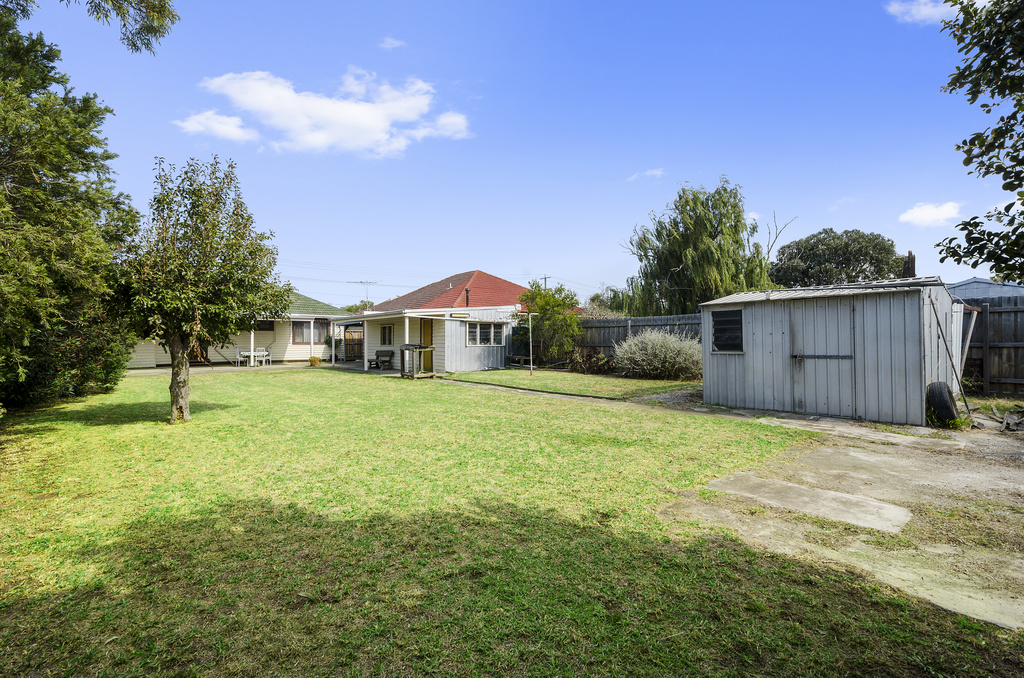 https://images.listonce.com.au/listings/12-kookaburra-street-altona-vic-3018/214/01202214_floorplan_01.gif?cvxVsW-yjVg