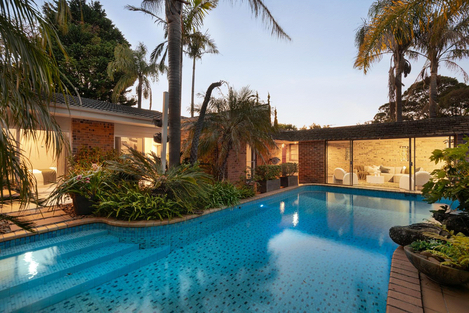 https://images.listonce.com.au/listings/17-bellaire-court-beaumaris-vic-3193/100/01988100_floorplan_01.gif?eu-GME372Cw