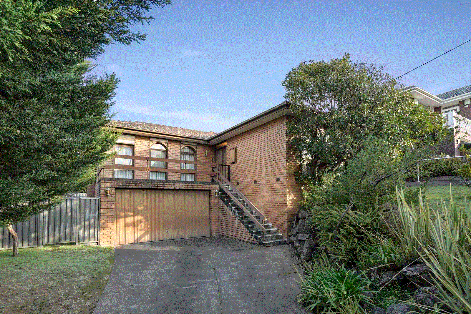 https://images.listonce.com.au/listings/18-hill-view-parade-templestowe-lower-vic-3107/800/01544800_floorplan_01.gif?kiRtKqUy-PU