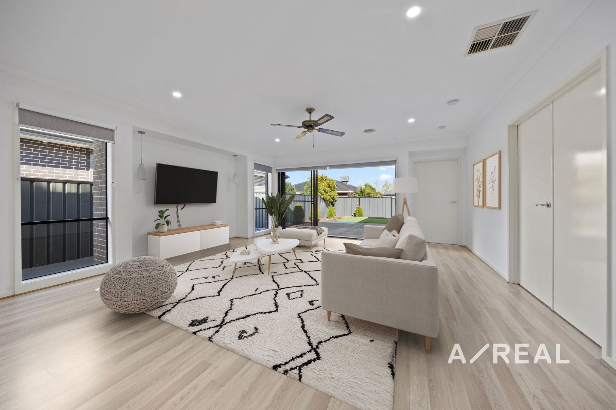 18 Oakgrove Dr Craigieburn VIC 3064 