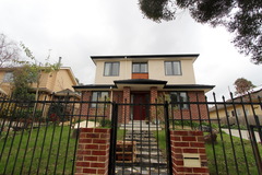 1/8 Olympiad Crescent, BOX HILL NORTH
