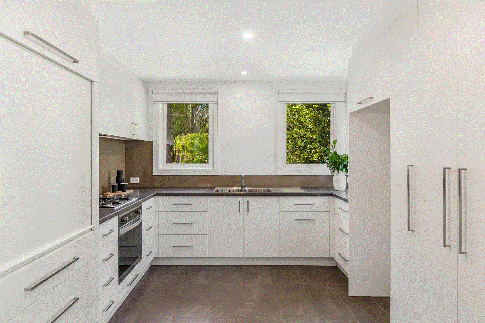 https://images.listonce.com.au/listings/2-4-gray-street-woodend-vic-3442/156/01547156_floorplan_01.gif?YIR3ZRRtmUM