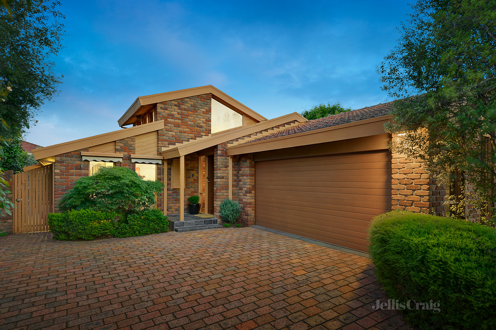 2 Camira Close, Doncaster East
- Print Image 1