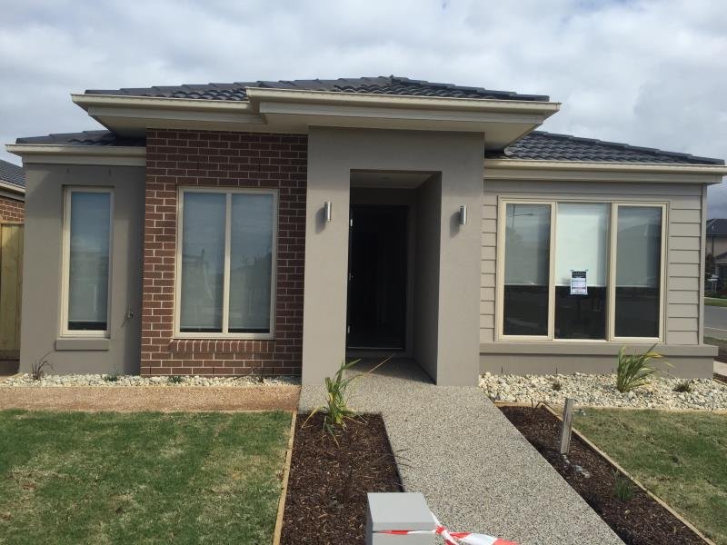 2 Maslin Walk, Point Cook VIC 3030 
