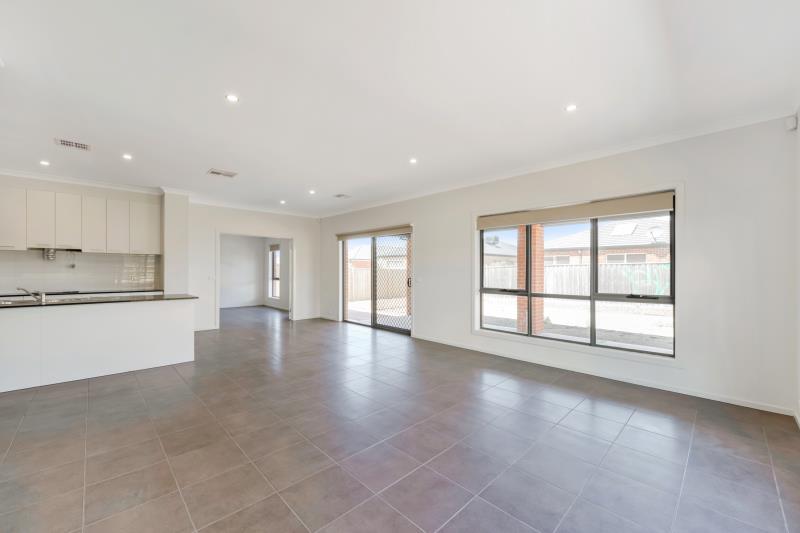 2 Roundhay Crescent, Point Cook VIC 3030 