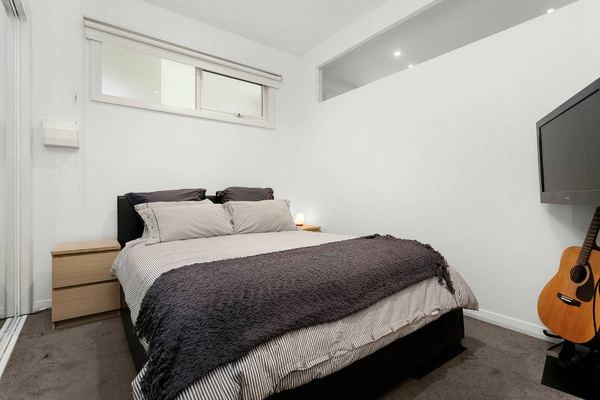 2/12 Vautier Street Elwood