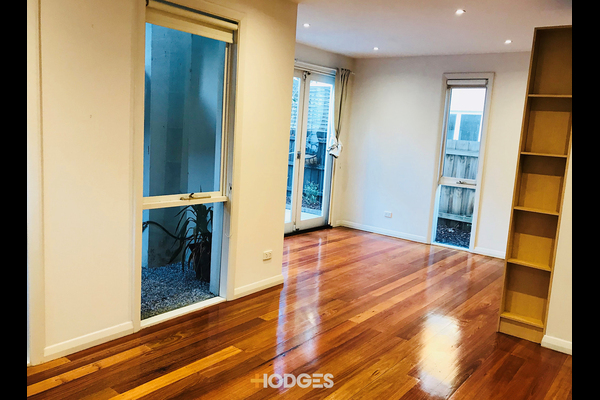 2/12 Vautier Street Elwood