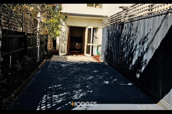 2/12 Vautier Street Elwood
