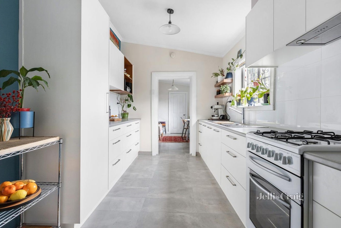 https://images.listonce.com.au/listings/216-albert-street-brunswick-vic-3056/044/01704044_floorplan_02.gif?7cF01iQkRZQ
