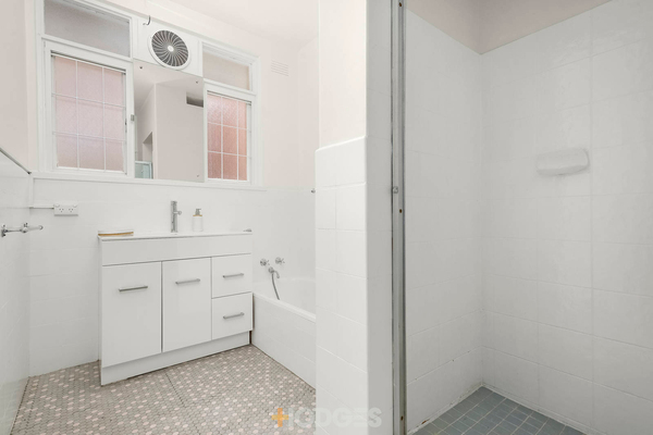 2/323 Orrong Road St Kilda East