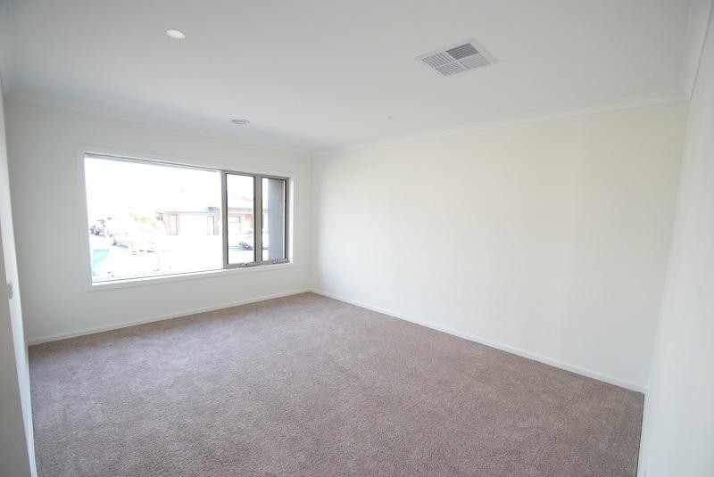 28 Shanahans Drive, Cranbourne North VIC 3977 