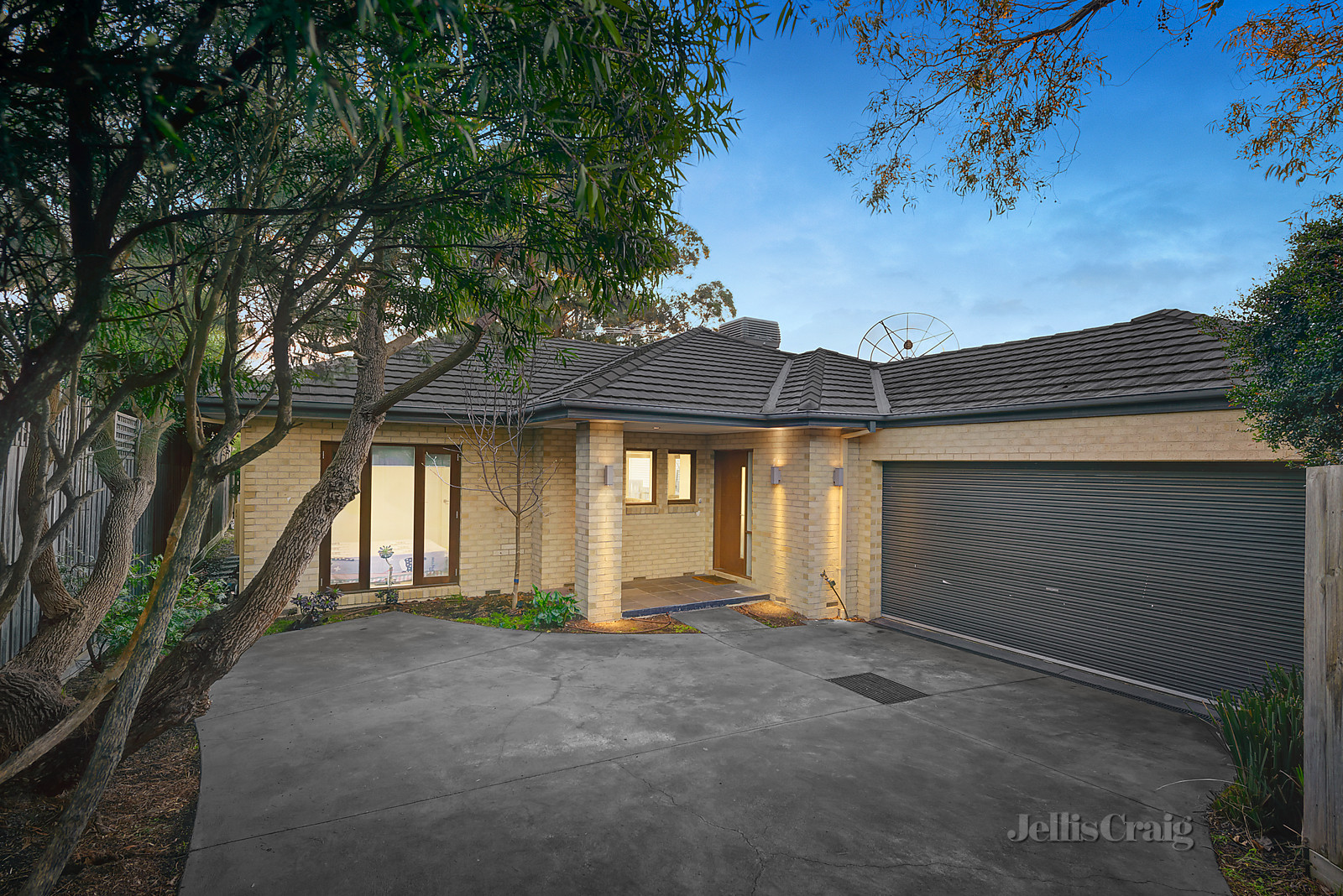 2/8a Cook Road, Mitcham
- Print Image 1