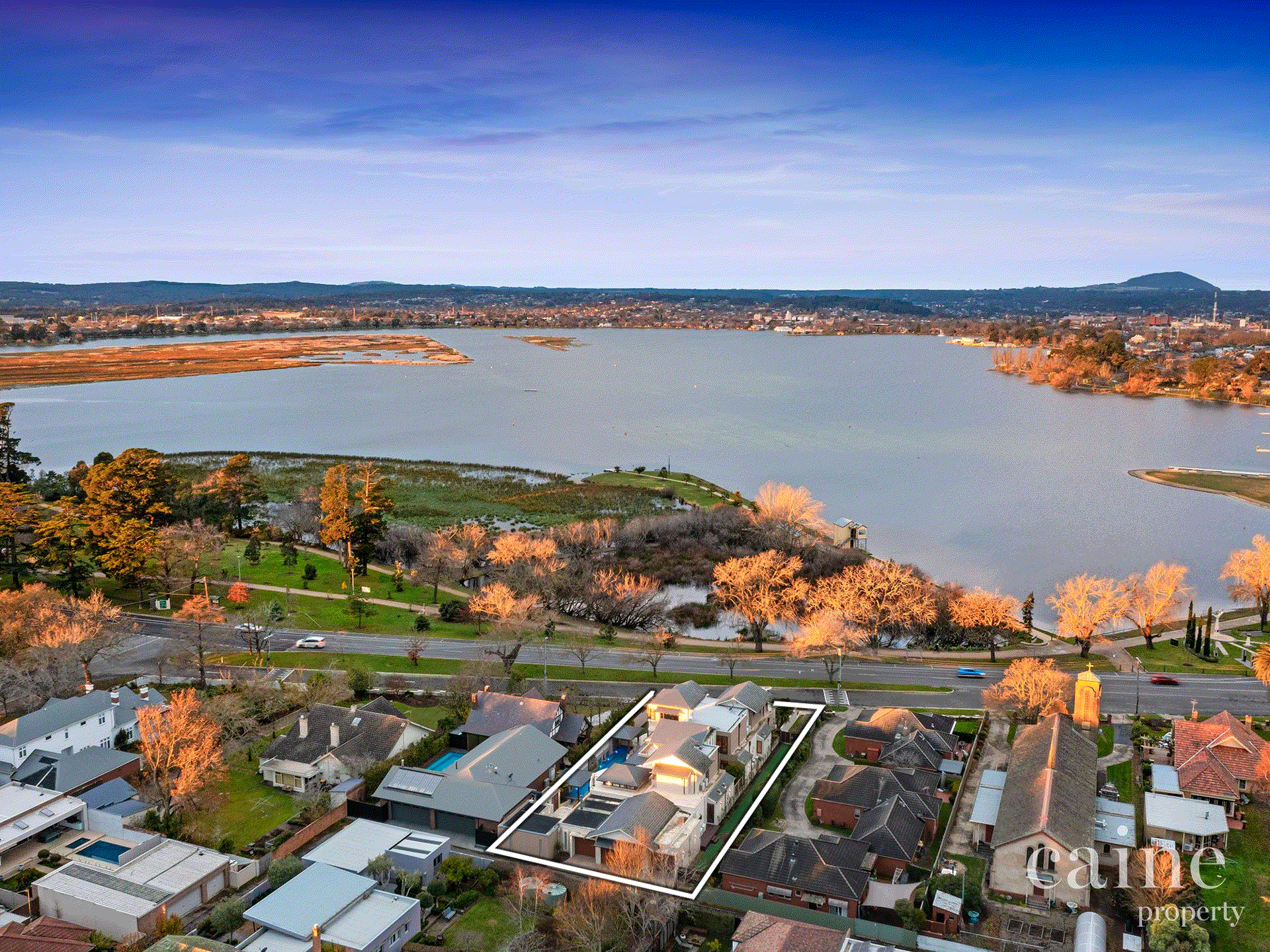 https://images.listonce.com.au/listings/309-wendouree-parade-lake-wendouree-vic-3350/763/01576763_floorplan_02.gif?KGY1bglitW0