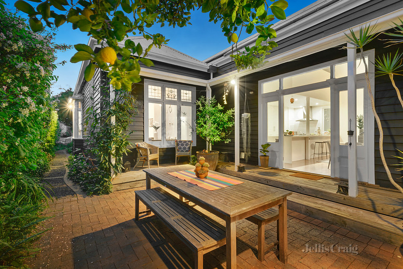 32 Leslie Street