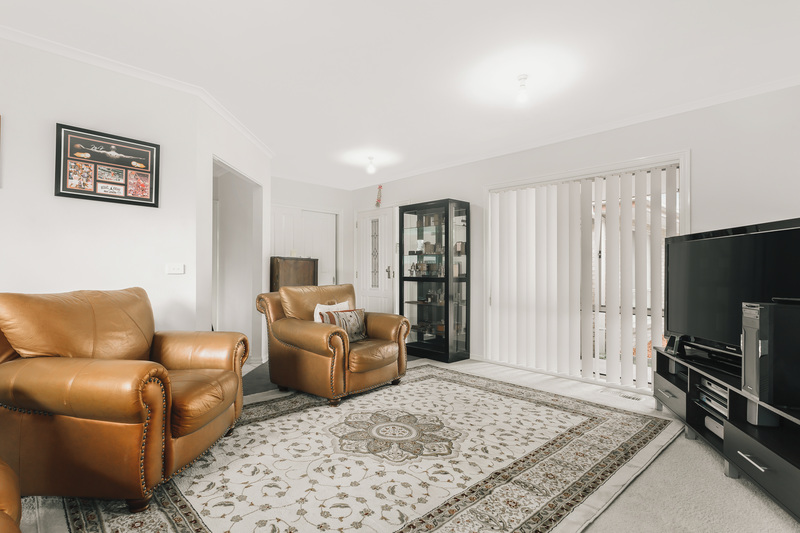 FIVE MINUTE STROLL TO EVERYTHING!!