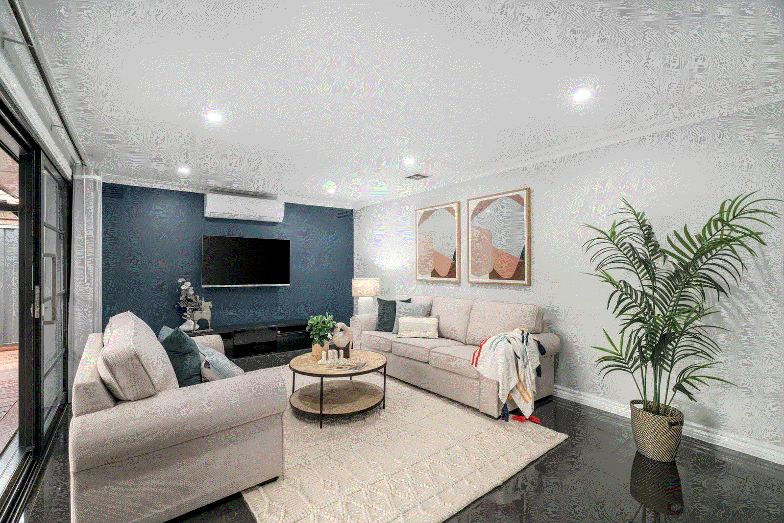 https://images.listonce.com.au/listings/4-windermere-crescent-mulgrave-vic-3170/111/01702111_floorplan_01.gif?Ptwq7rUI3sE