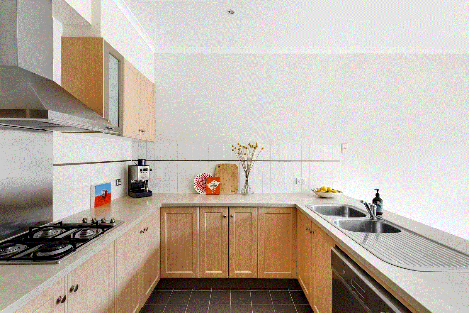 https://images.listonce.com.au/listings/6-vista-grove-viewbank-vic-3084/889/01681889_floorplan_02.gif?8gTf7ePth-s